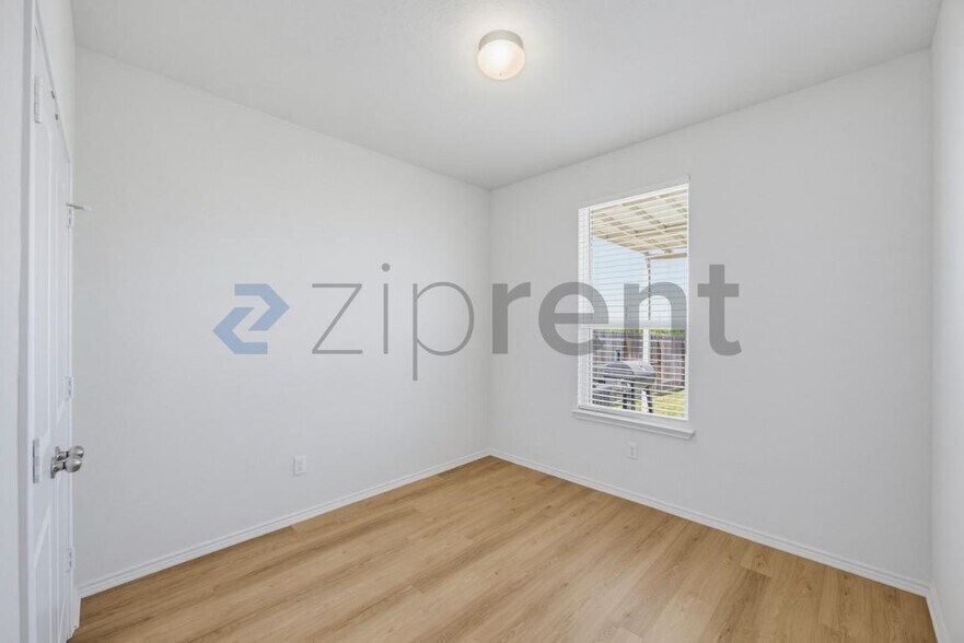 Building Photo - Unit