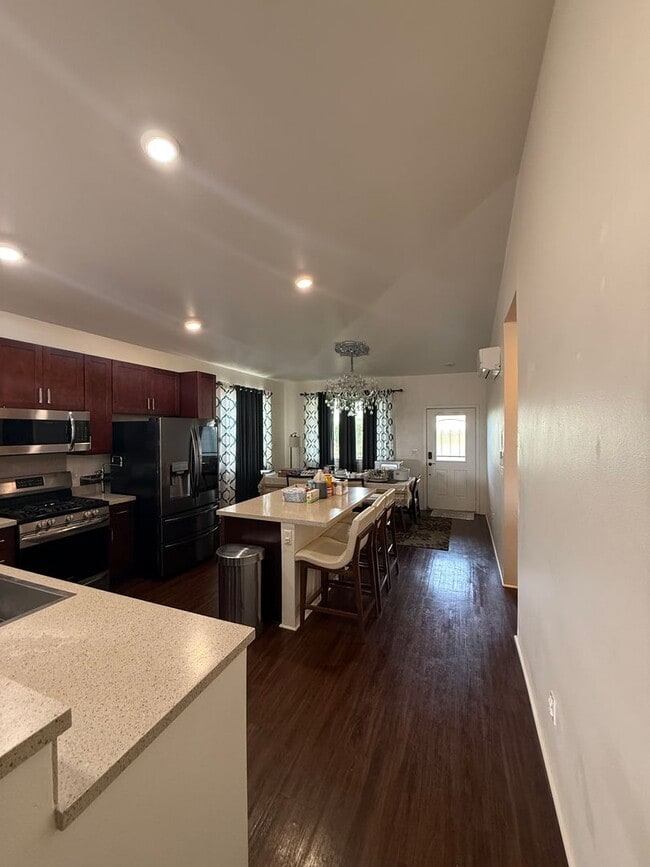 Building Photo - Spacious 4 Bedroom, 2.5 Bath Pet Friendly, Single Family Home.