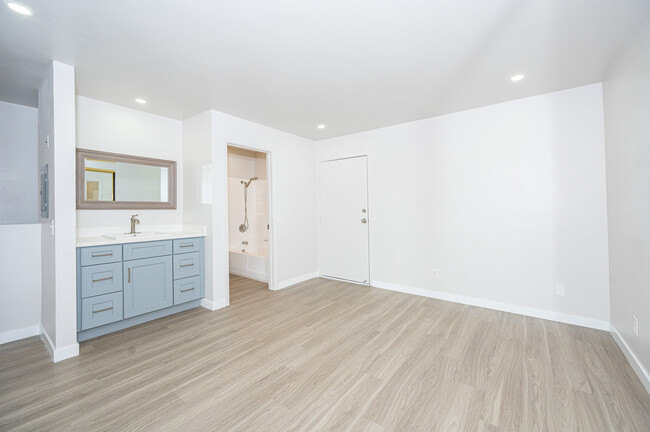 Building Photo - Beautiful and Freshly Renovated Hillcrest ...