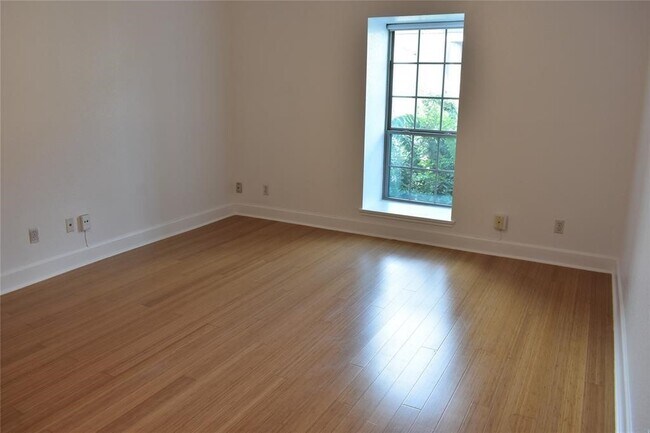 Building Photo - 2425 Underwood St