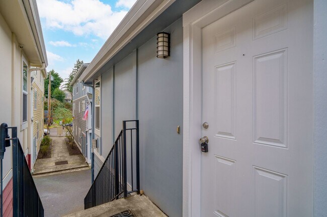 Building Photo - Cozy Studio Apartment in SE Portland w/ Laundry