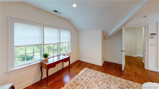 Building Photo - 225 S Barry Ave