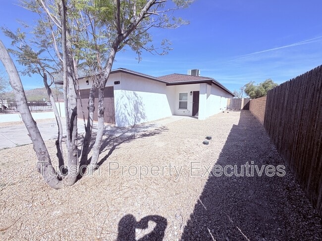 Building Photo - 324 W 23rd St