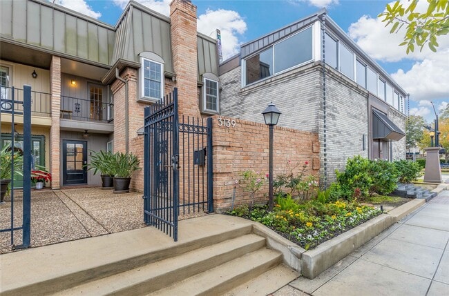 Building Photo - 3139 Bissonnet St