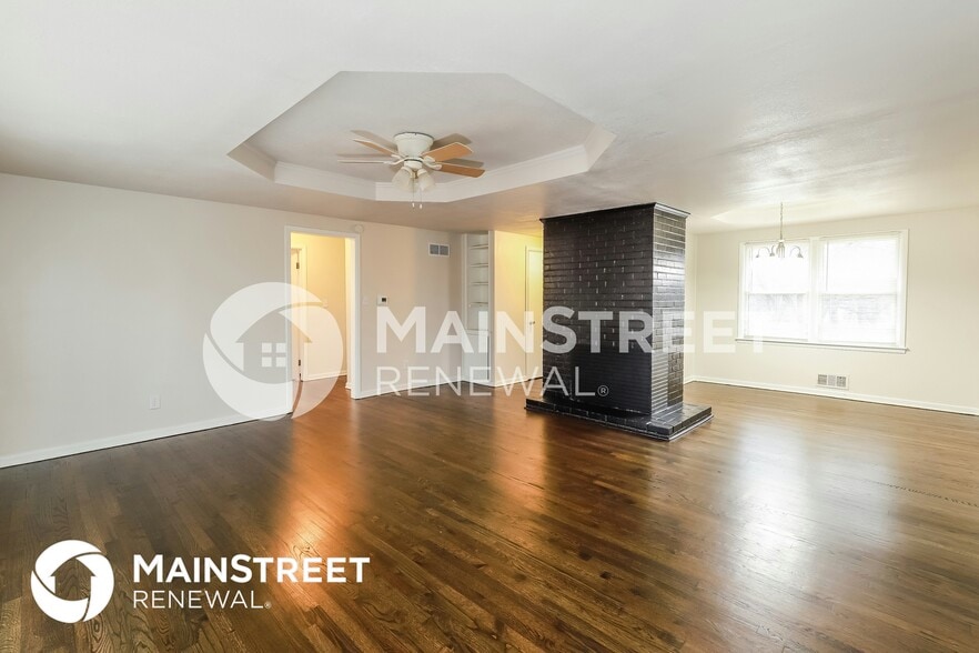 Building Photo - 6412 N Forest Ave