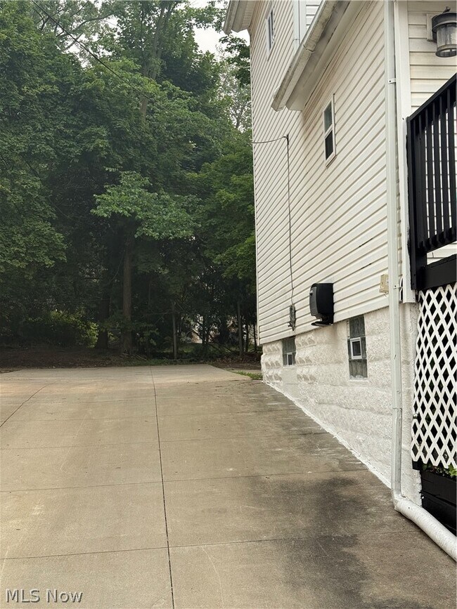 Building Photo - 240 E Miller Ave
