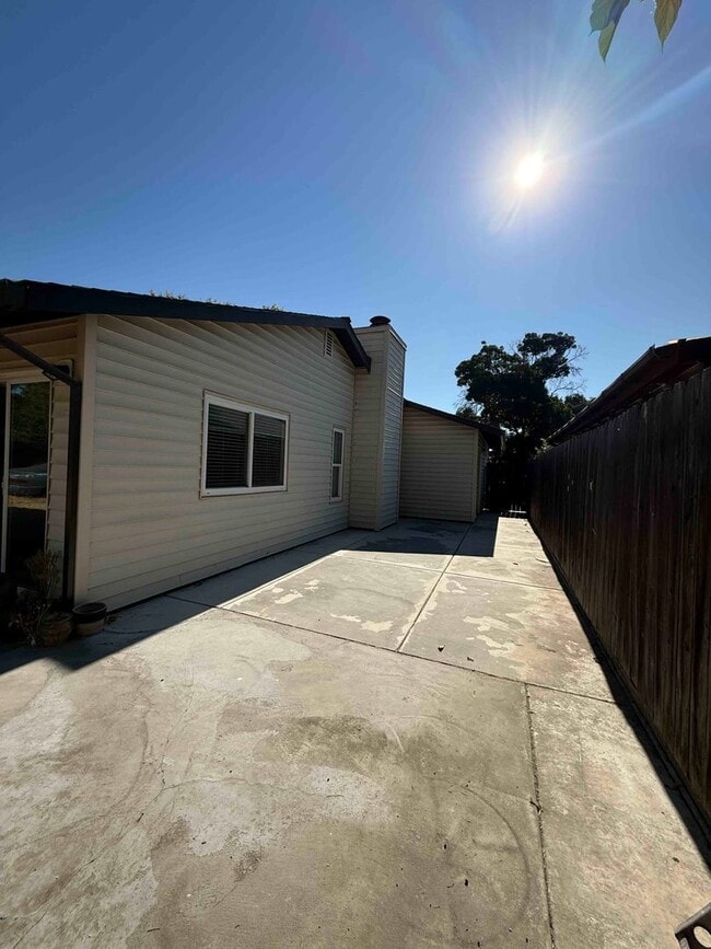 Building Photo - Elk Grove 3 Bed 2 Bath