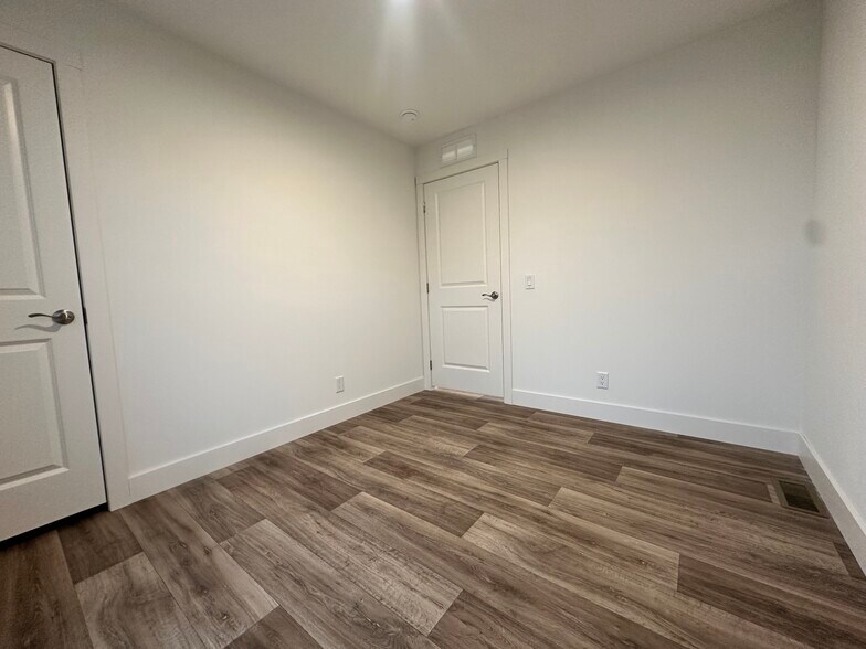 Building Photo - 19 Cavalier St N