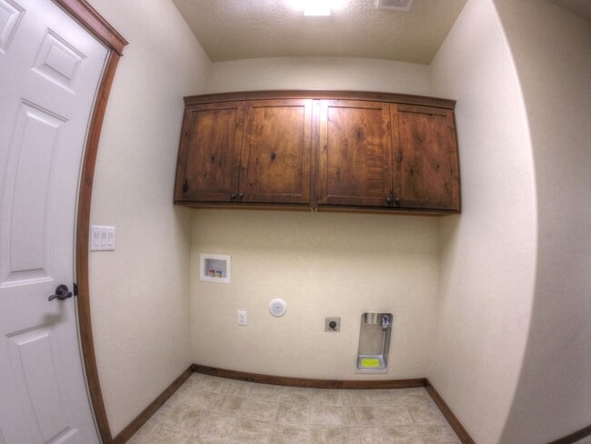 Building Photo - 2 Story in The Landings!