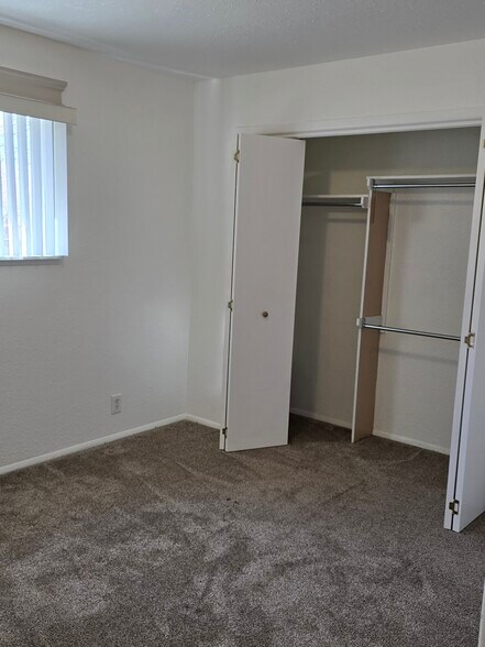 Plush carpets both bedrooms - 12103 Viewpoint Dr