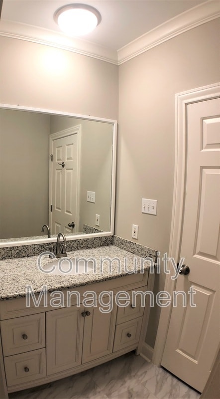 Building Photo - 710 E Boyd Dr