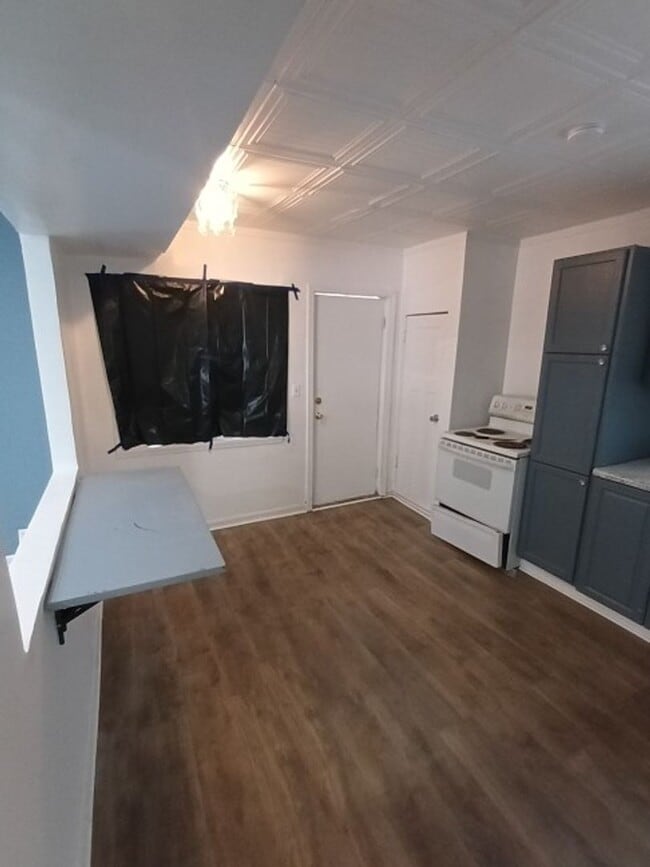 Building Photo - 4 bed, 1 bath bungalow NOW AVAILABLE!