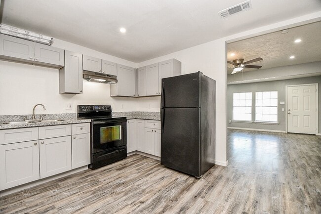 Building Photo - 8308 John St