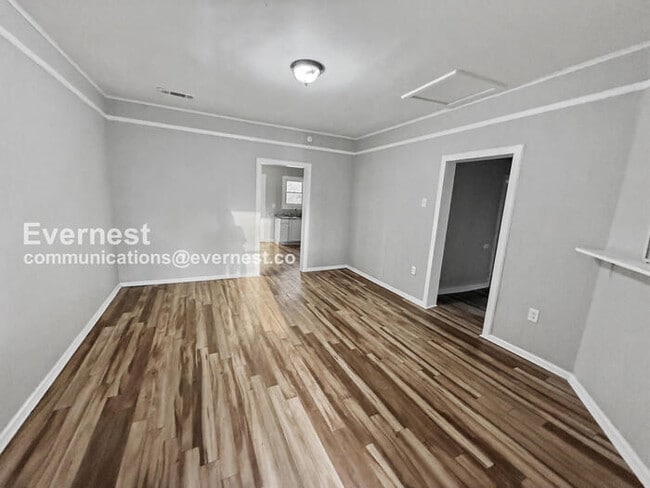 Building Photo - 4 Bed/1 Bath Home with On-Street Parking / Pet-Friendly / Vouchers Accepted / Available Now!