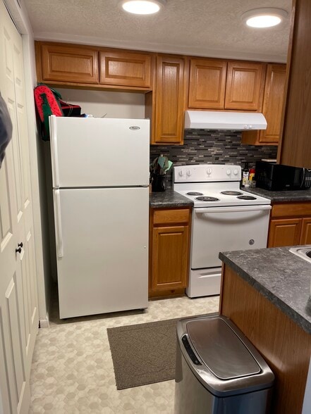 Stove/Range installed in 2020 - 2904 Asbury Ct