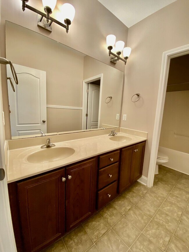 Building Photo - Huge 6 Bedroom Home In The Bluffs On The New River