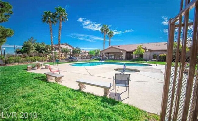 Building Photo - Charming Second-Floor Condo with Two Bedrooms and Fireplace