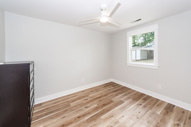 Building Photo - 3 Bedroom, 1 Bathroom Home in Willowbrook - Goose Creek