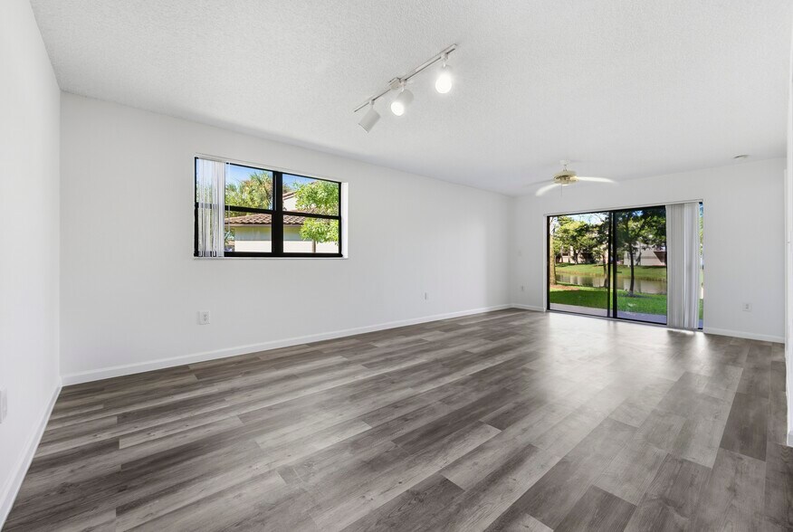 Building Photo - 9877 Nob Hill Ct