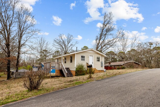 Building Photo - Newly Renovated 2 Bedroom 1 Bath Home Avai...