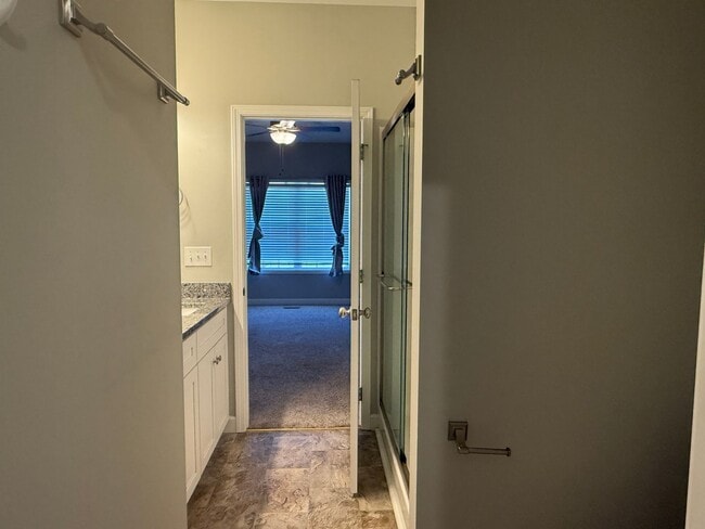 Building Photo - Spacious 3 Bedroom, 3.5bath in central Joh...