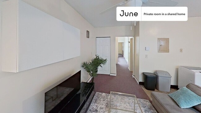 Building Photo - Private bedroom in 3 bed/1 bath Home