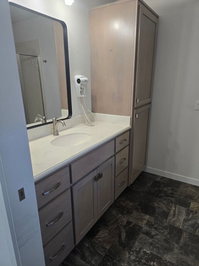 Building Photo - 3 bed 2 bath Home for Rent in Grants Pass