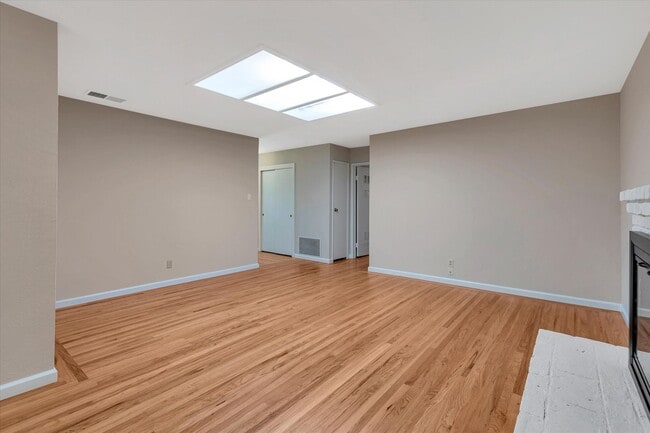 Building Photo - Beautifully Remodeled 4 Bedroom (+ bonus room and closet) 2 Bathroom Mountain View Home!