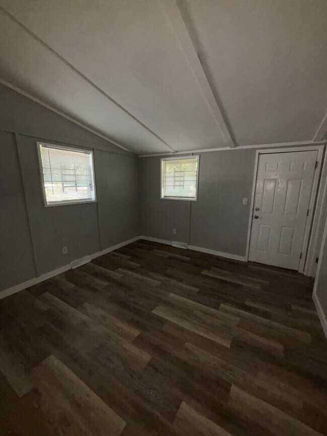 Building Photo - Affordable Comfort in Independence — 1-Bed...
