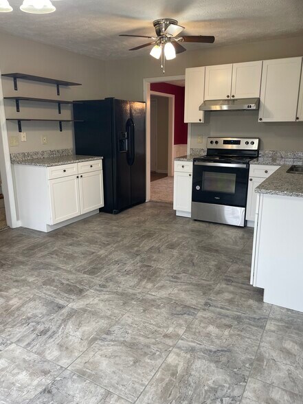 Building Photo - 122 Mosswood Dr