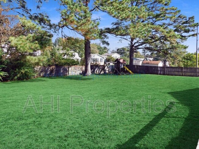 Building Photo - 2247 Sherrlyn Dr N