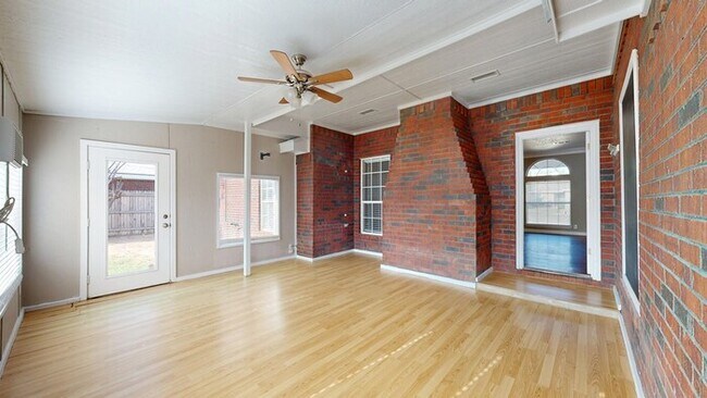 Building Photo - 3 bed 2 bath home, 2 car garage