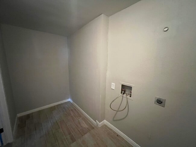 Building Photo - 1110 Falcon Dr