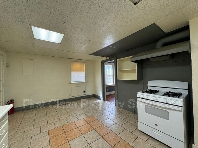 Building Photo - 1400 NW 22nd St