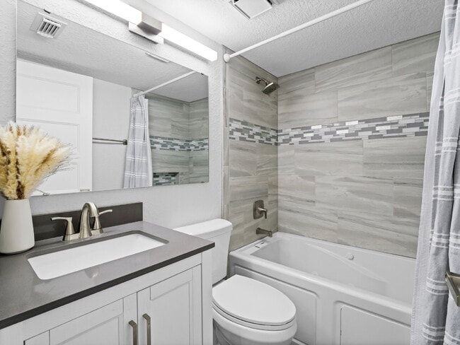 Building Photo - Four Seasons River Front Condo