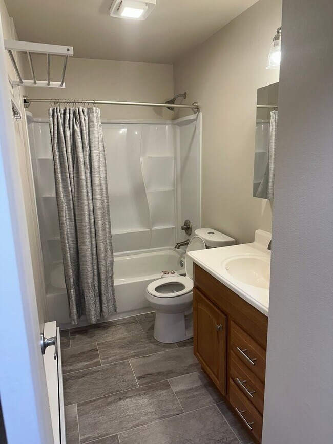 Building Photo - Heat Included! Heated Storage, 2 Bedroom/1...