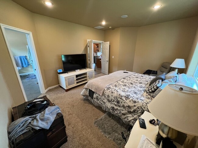 Building Photo - Gorgeous 4 bed, 3 full baths Craftsman Sty...