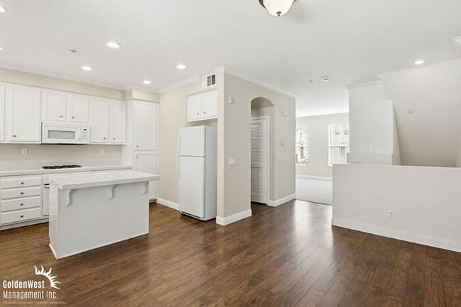 Building Photo - Beautiful 3Bdm 2.5Ba Townhome in a Prime San Marcos Location