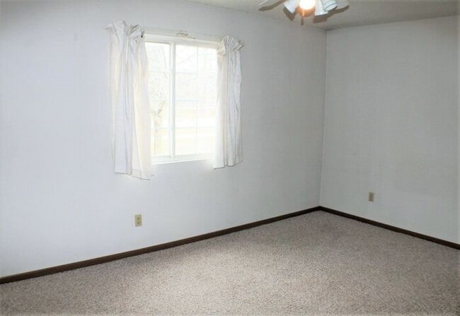 Building Photo - $1,095 | 2 Bedroom, 1 Bathroom 2nd Floor C...