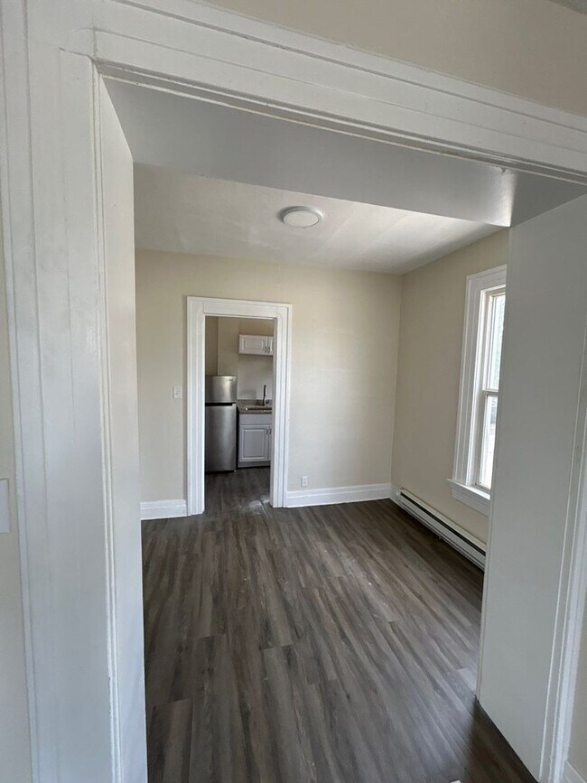 Building Photo - 1121 Riverside Dr