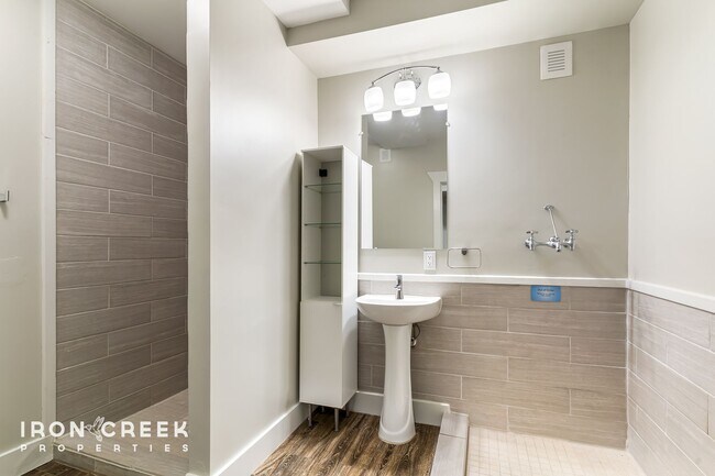 Building Photo - Beautiful Contemporary Home North of Downt...
