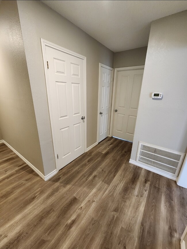 Building Photo - 3 bed 2 bath, move in ready!