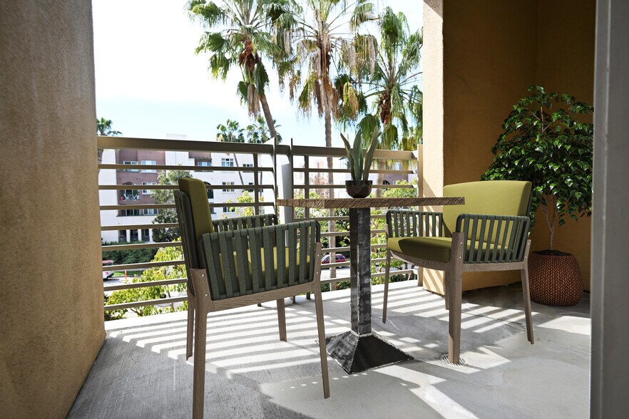 Building Photo - 5831 Seawalk Dr