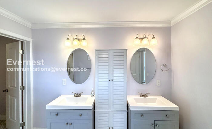 Building Photo - 217 N Sweetbriar Ave