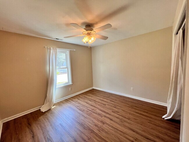 Building Photo - Updated brick ranch in REDWING