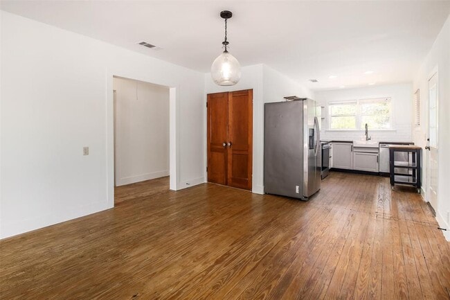 Building Photo - 917 W 4th St