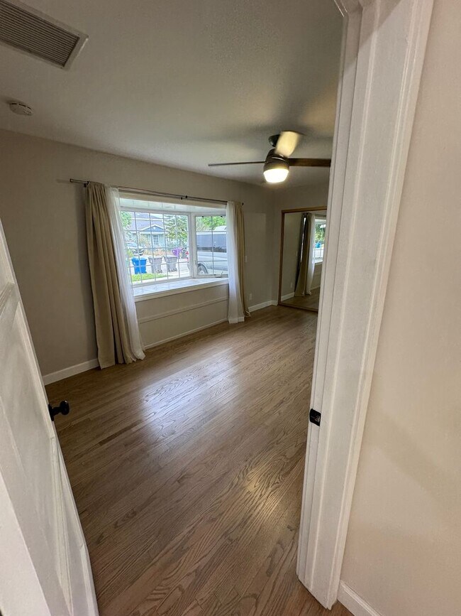 Building Photo - Beautiful 3 bedroom 2 bath Pool Home...  this one is a SHOW STOPPER