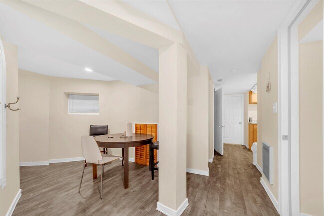 Building Photo - 2212 W Iowa St