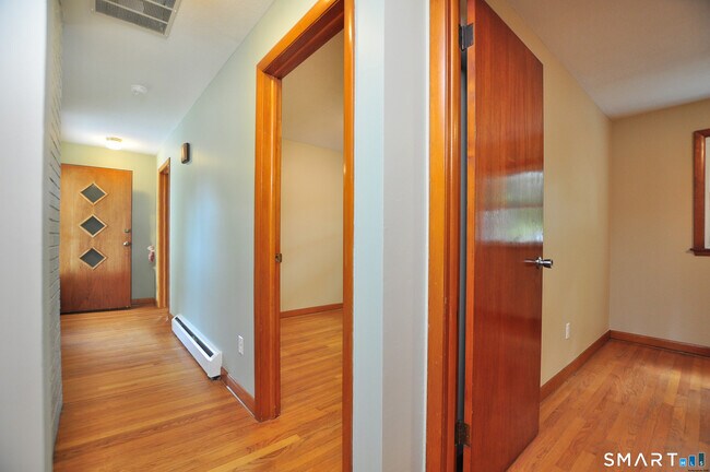 Building Photo - 84 Holcomb St