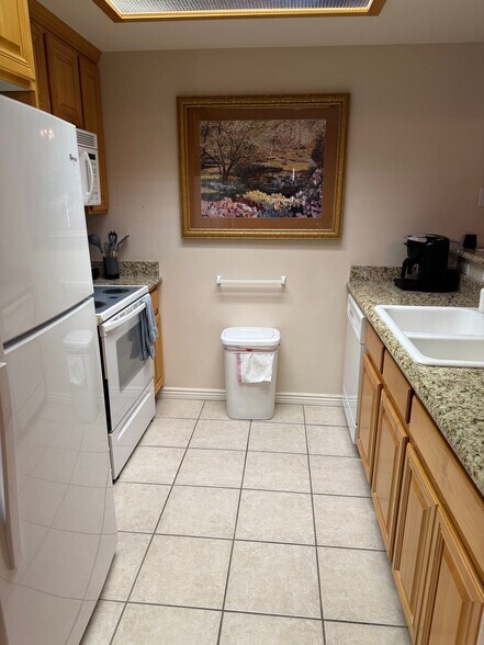 Building Photo - 400 Paradise Pky